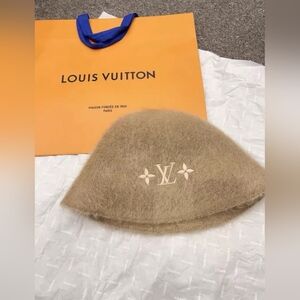 Louis Vuitton Fluffy Hat M1184M